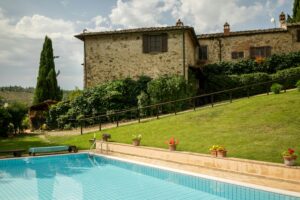 Stenhus i Italien med pool og grønne omgivelser – et billede på drømmen om at bygge sit eget hus og leve La Dolce Vita